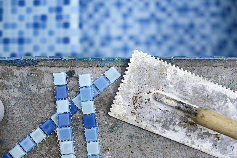 Installing mosaic on a swimming pool